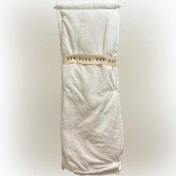 NWT RAE DUNN EVERYONE IS WELCOME HERE RAINBOW 🌈 EMBROIDERED PLUSH THROW - Picture 10 of 13